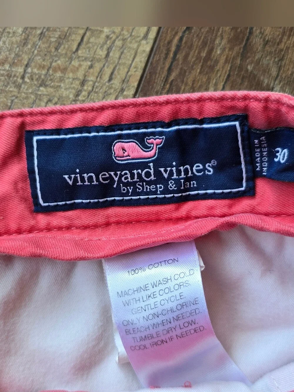 Vineyard Vines Men's Coral Club Shorts Size 30